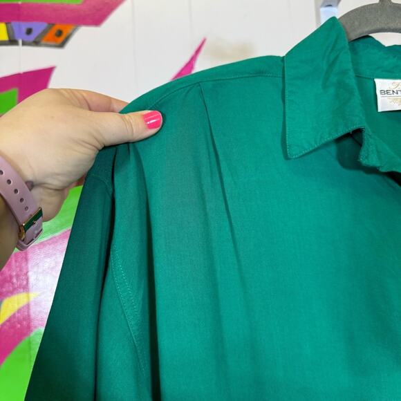 Bentley, Vintage Green Button-Up Shirt with shoulder pads. Size Medium. - Picture 3 of 8
